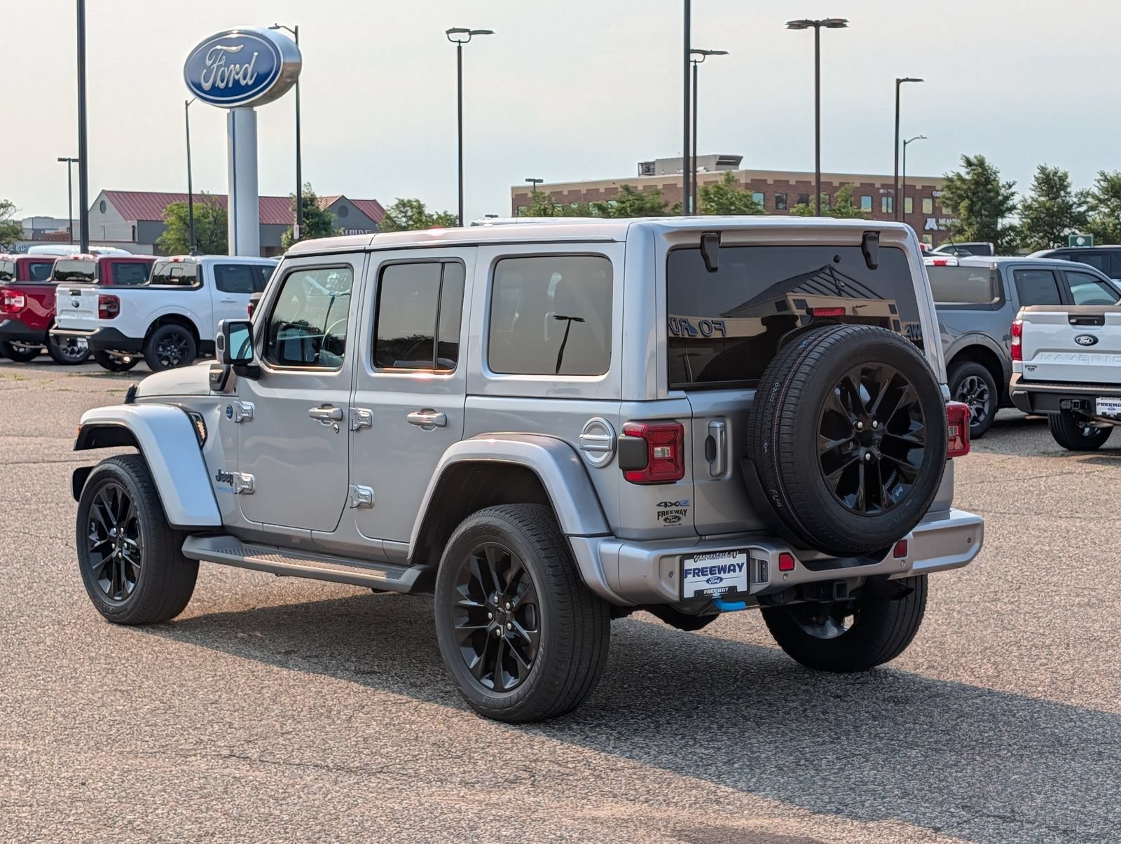 Used 2021 Jeep Wrangler Unlimited Sahara AWD/4WD image 3