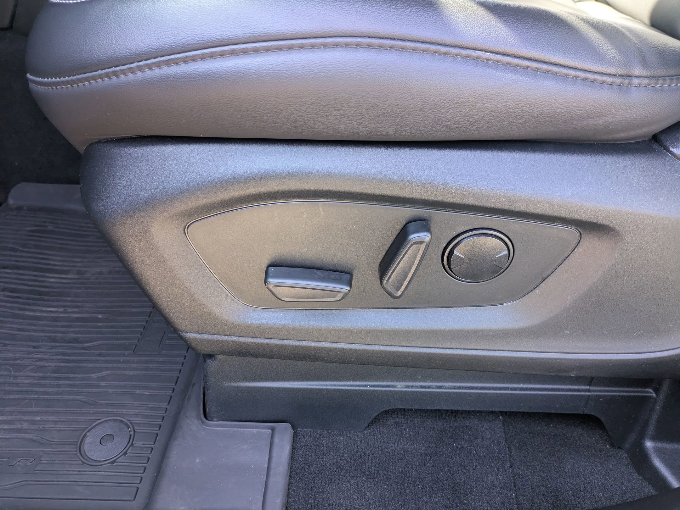 Certified 2023 Ford Explorer XLT w/ Equipment Group 202A image 15