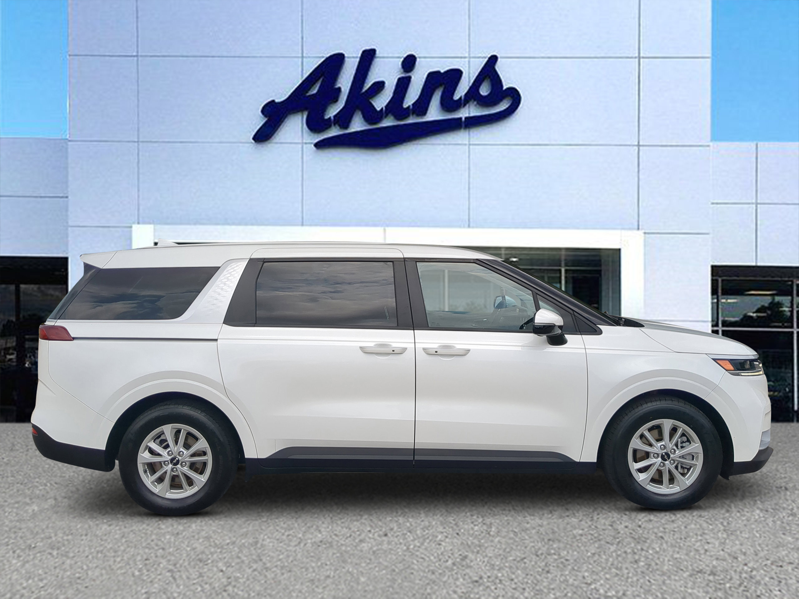Used 2023 Kia Carnival LX FWD image 1