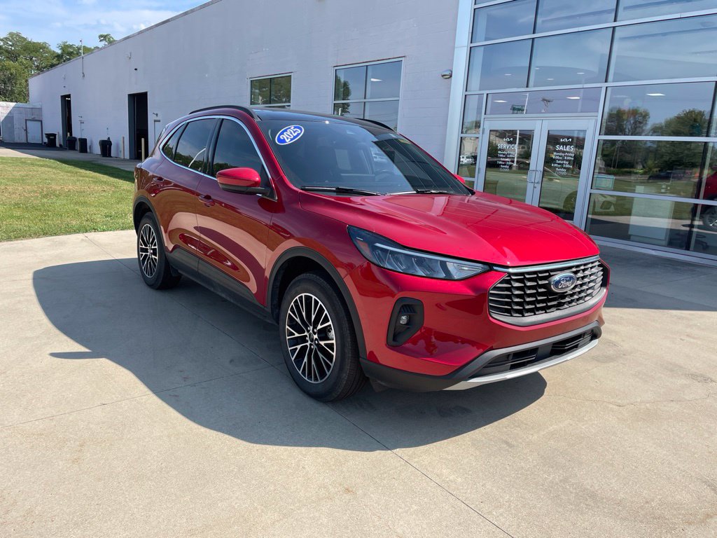 Certified 2025 Ford Escape SE FWD image 1