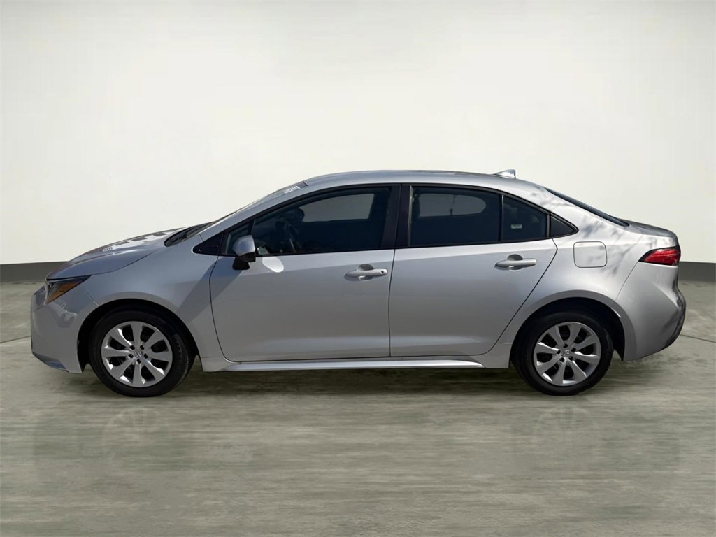 Used 2025 Toyota Corolla LE image 2