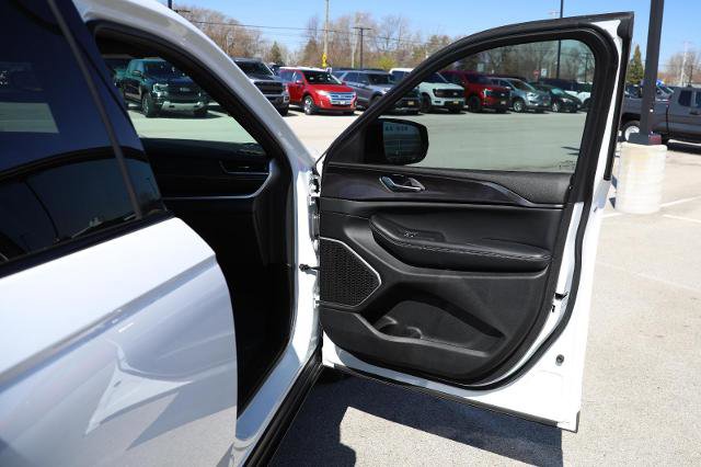 Used 2022 Jeep Grand Cherokee Altitude AWD/4WD image 27