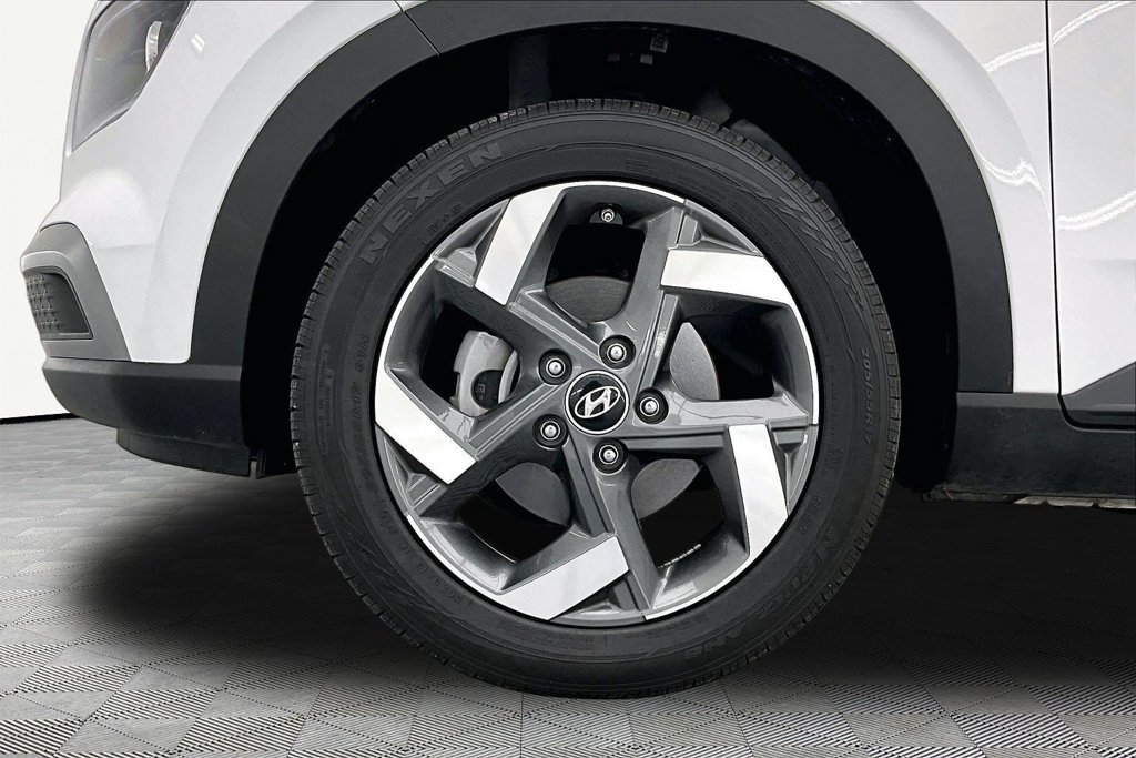 Used 2024 Hyundai Venue Limited FWD image 9