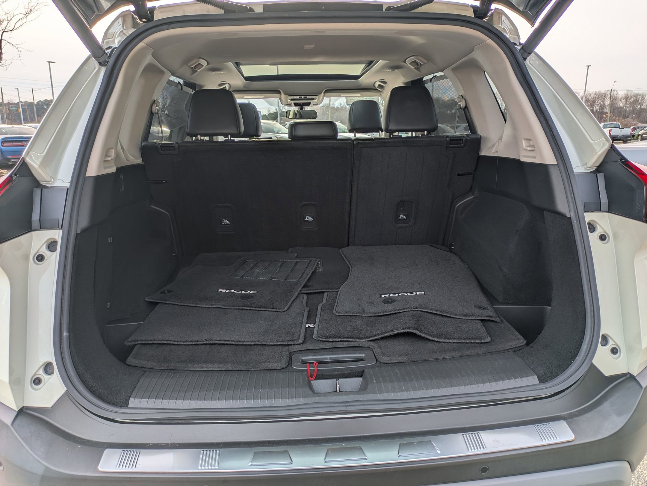 Used 2022 Nissan Rogue SV w/ SV Premium Package image 29