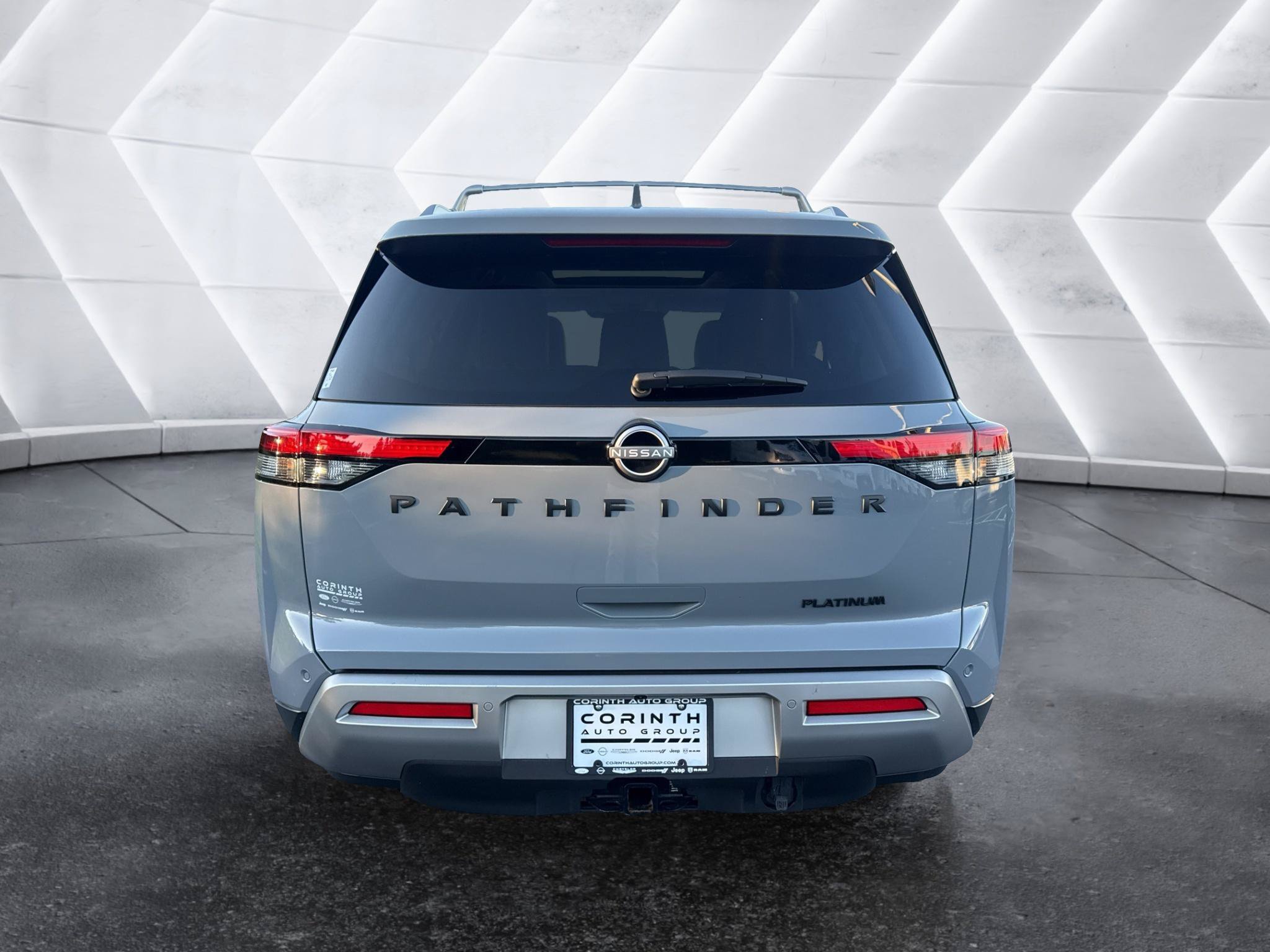 Used 2025 Nissan Pathfinder Platinum w/ Black Appearance Package FWD image 6
