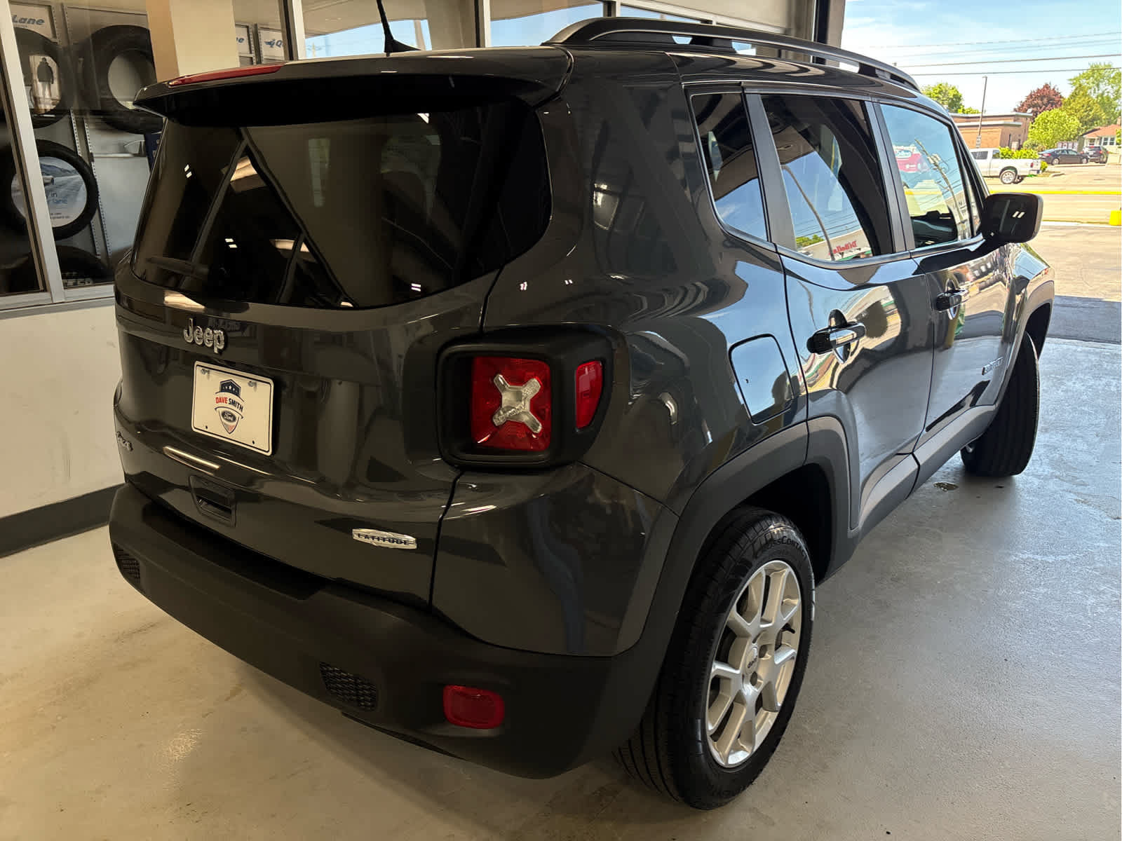 Used 2022 Jeep Renegade Latitude w/ Convenience Group AWD/4WD image 5