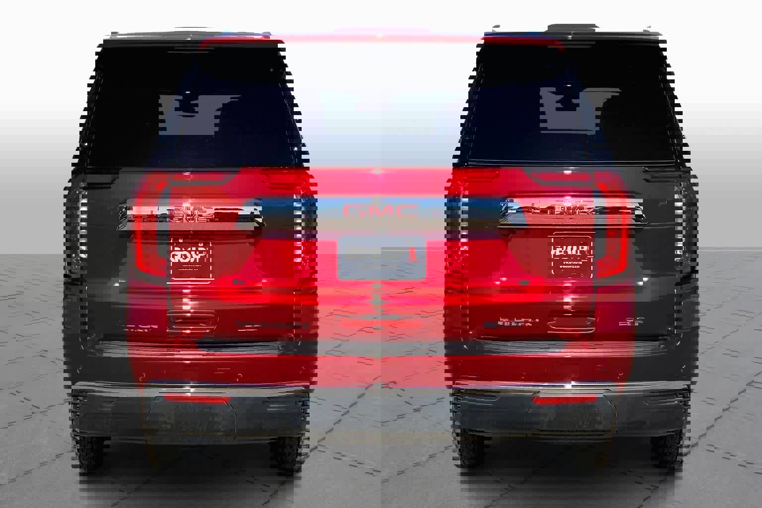 Used 2024 GMC Yukon SLT w/ SLT Premium Package image 2