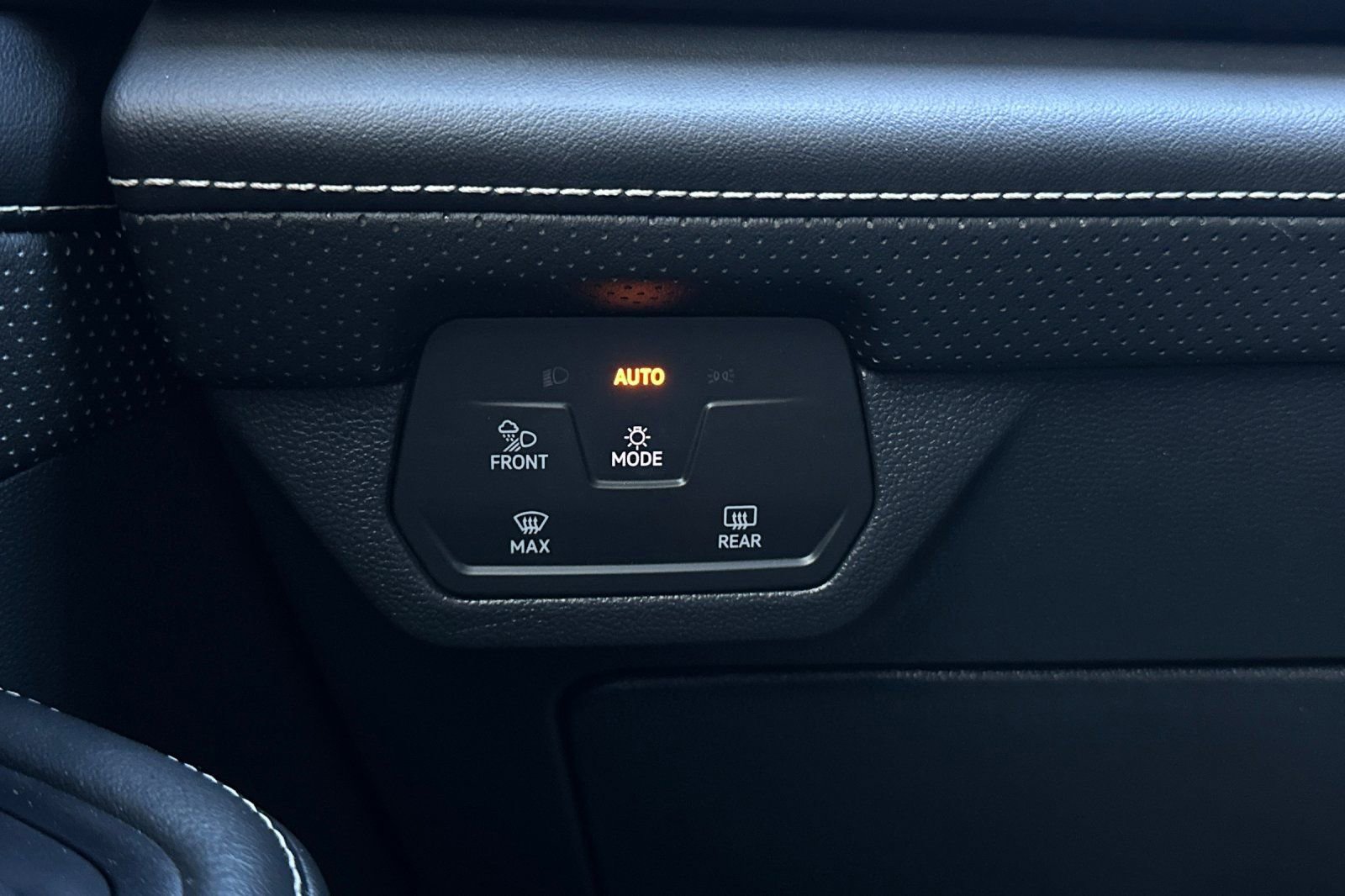 Used 2024 Volkswagen Atlas Cross Sport SE image 27