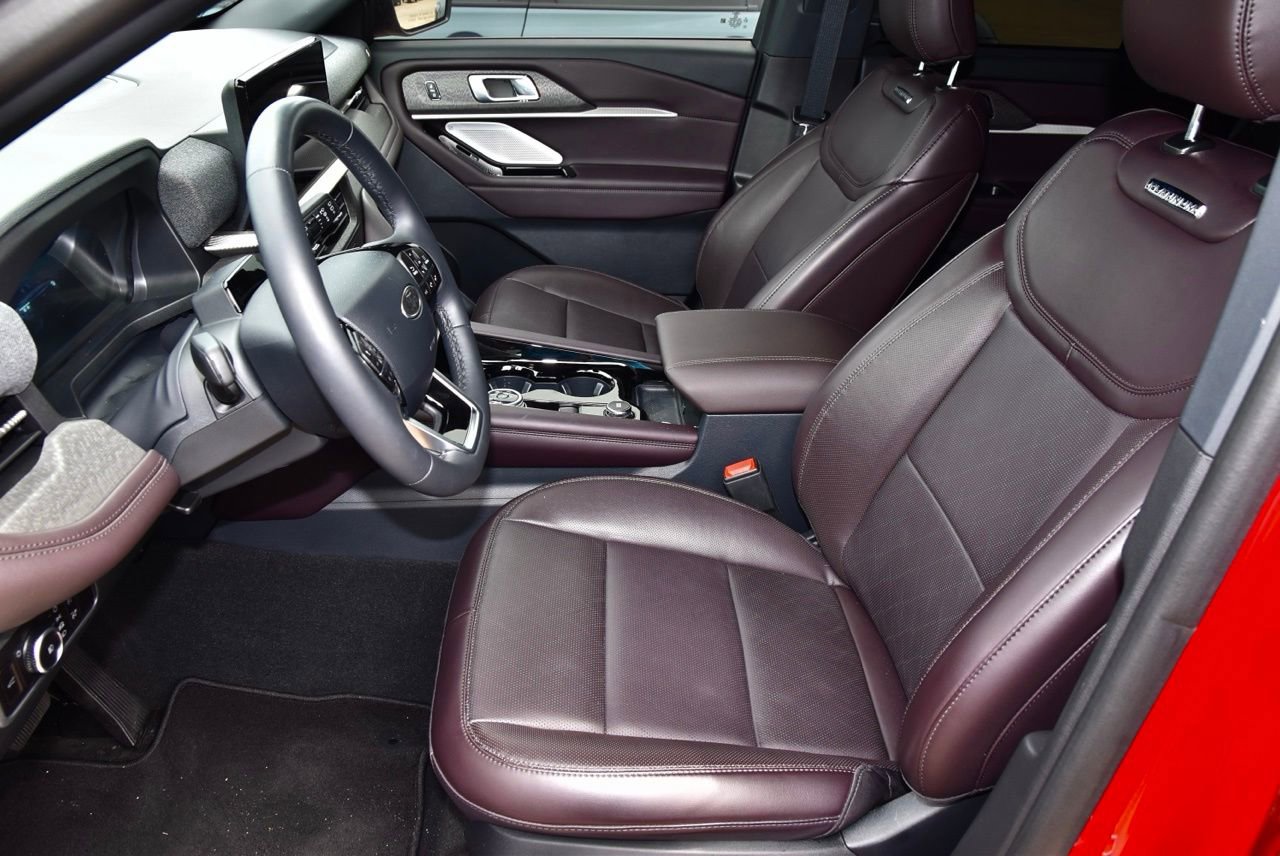 Certified 2025 Ford Explorer Platinum image 10