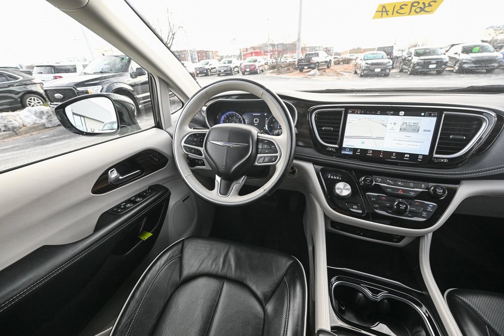 Used 2021 Chrysler Pacifica Limited w/ Uconnect Theater Family Group image 33