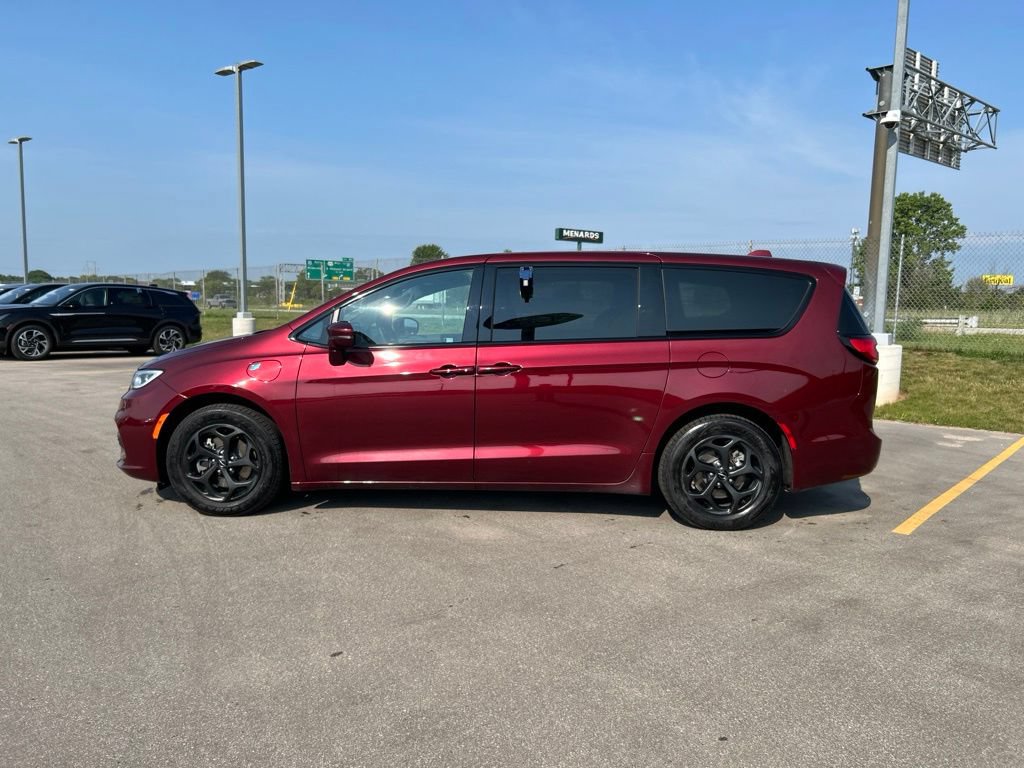 Used 2022 Chrysler Pacifica Touring-L w/ S Appearance Package FWD image 10