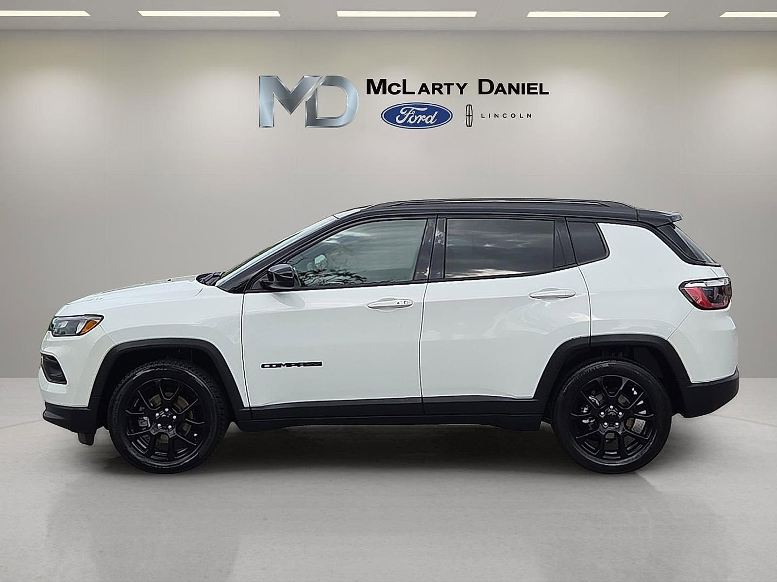 Used 2022 Jeep Compass Latitude FWD image 3