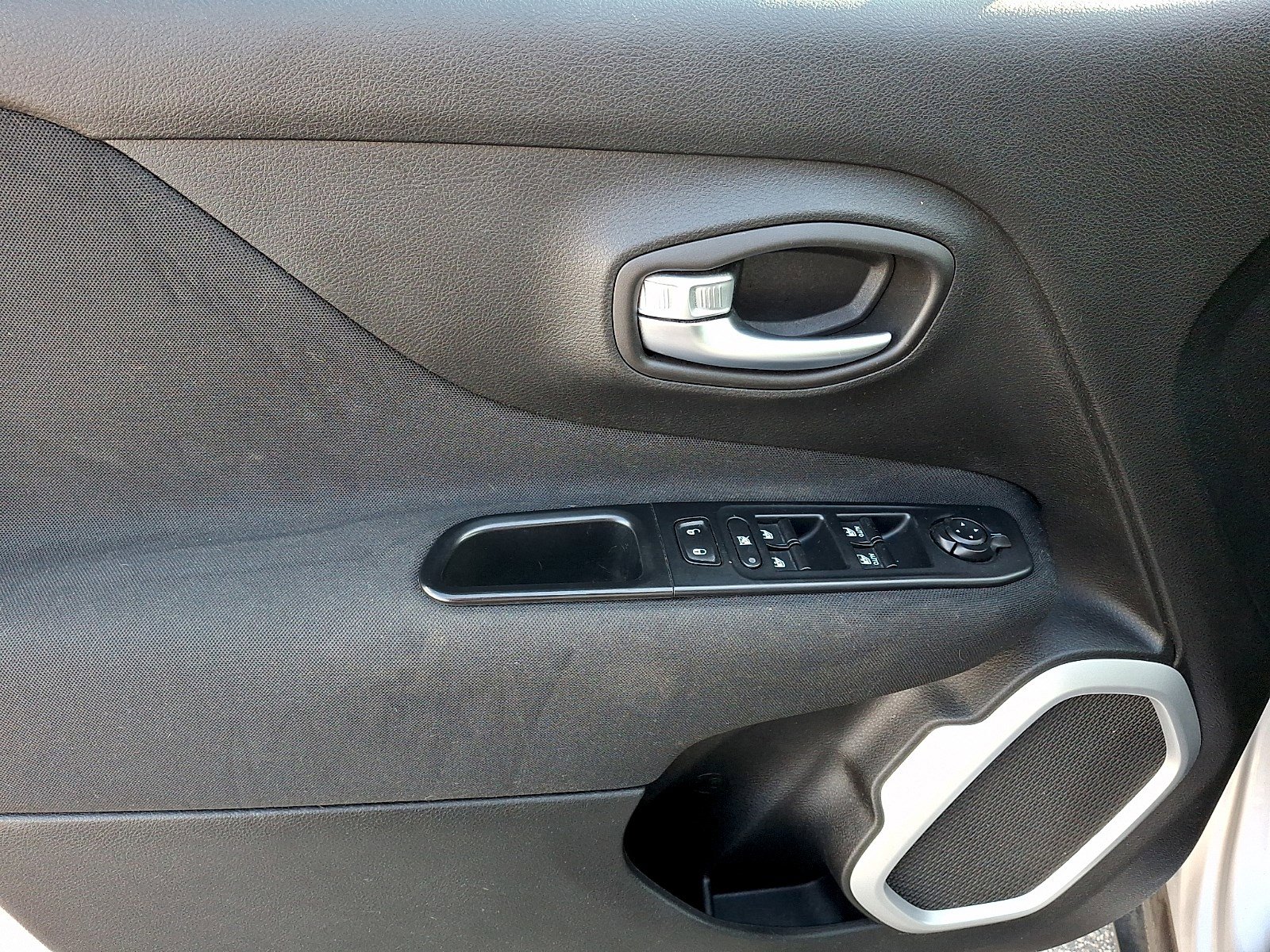 Used 2018 Jeep Renegade Latitude FWD image 10