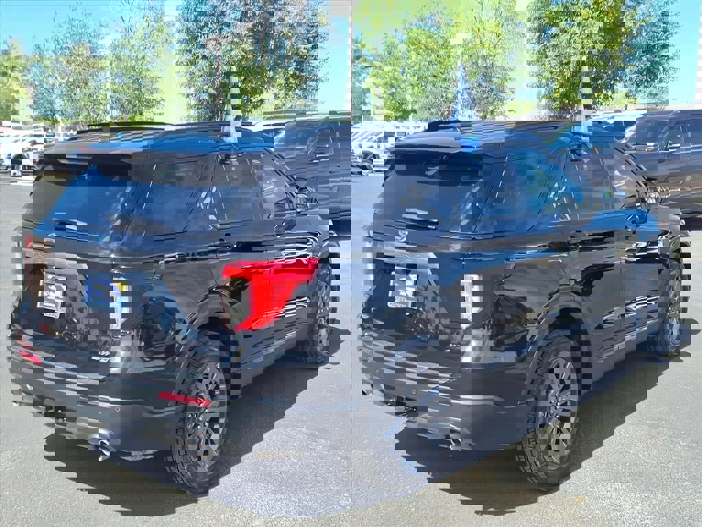 Certified 2022 Ford Explorer XLT w/ Equipment Group 202A image 5