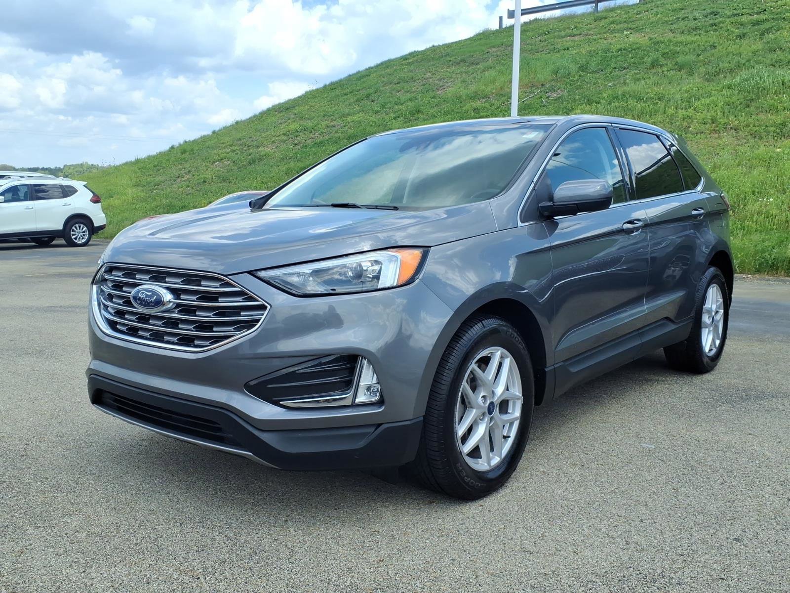 Certified 2022 Ford Edge SEL w/ Convenience Package AWD/4WD image 3