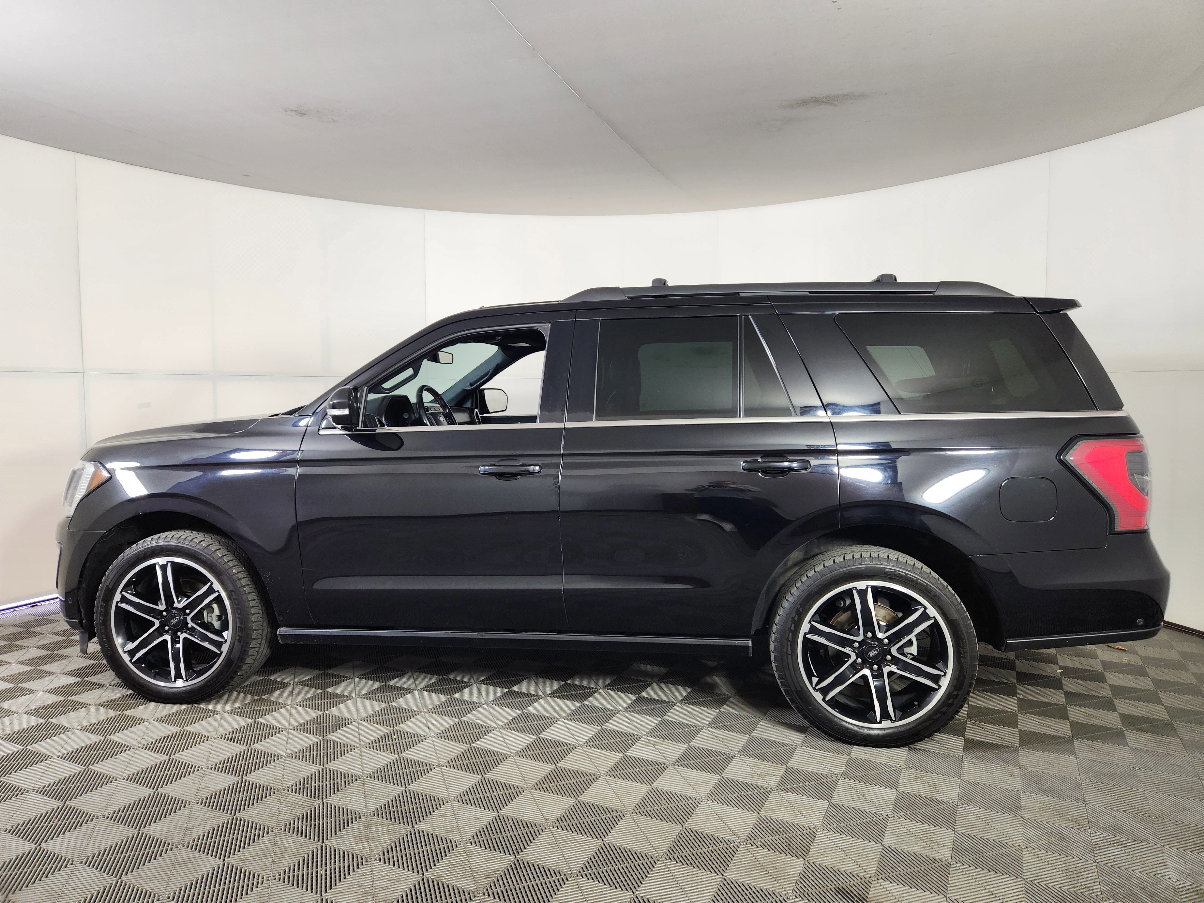 Certified 2019 Ford Expedition Limited w/ Equipment Group 303A image 2