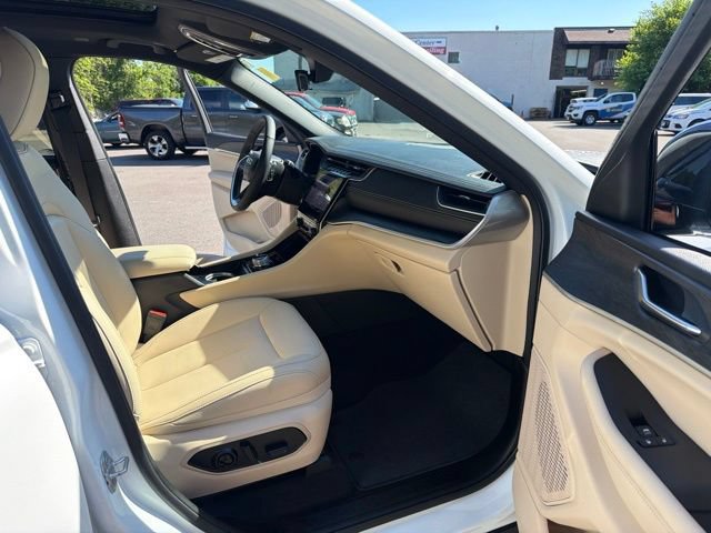 Used 2025 Jeep Grand Cherokee L Limited w/ Black Appearance Package AWD/4WD image 23