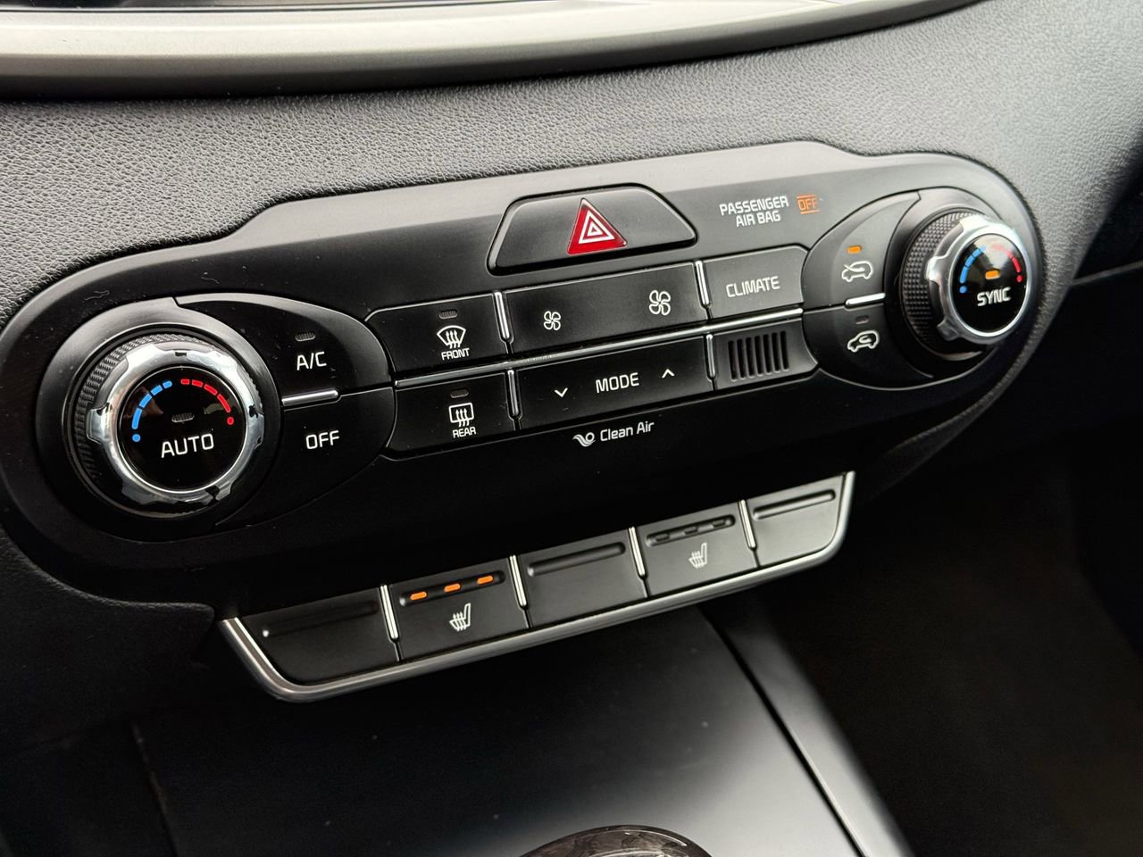 Used 2018 Kia Sorento LX image 19