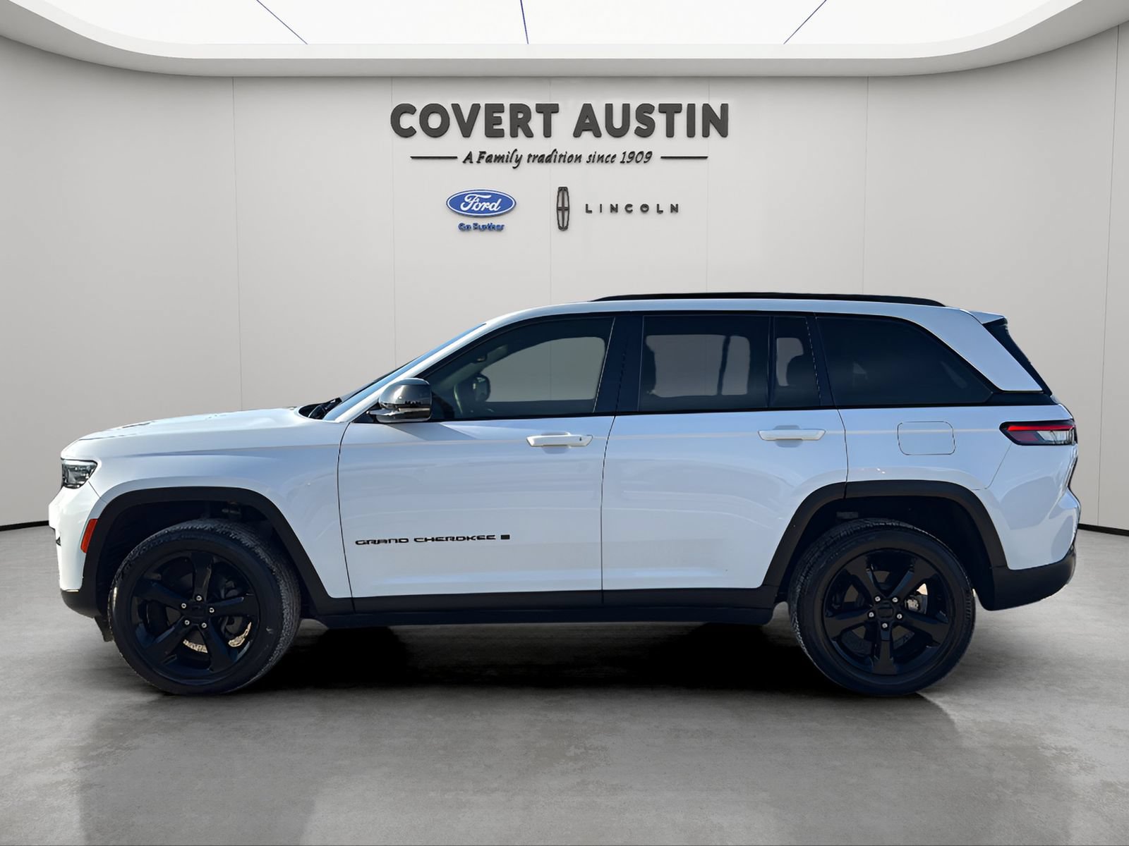Used 2022 Jeep Grand Cherokee Altitude RWD image 2