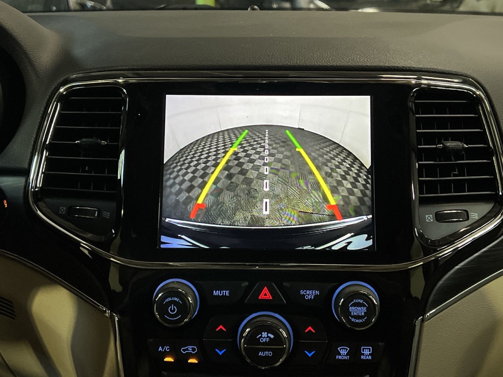 Used 2020 Jeep Grand Cherokee Limited w/ Premium Lighting Group AWD/4WD image 19