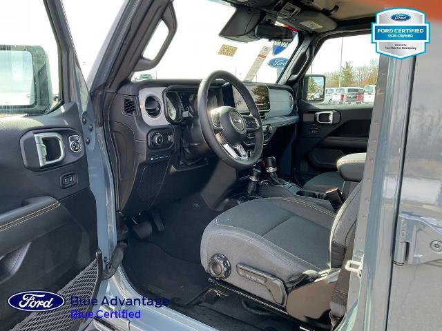 Used 2025 Jeep Wrangler Unlimited Sahara AWD/4WD image 4