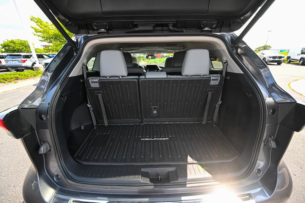 Used 2024 Toyota Highlander XLE AWD/4WD image 14