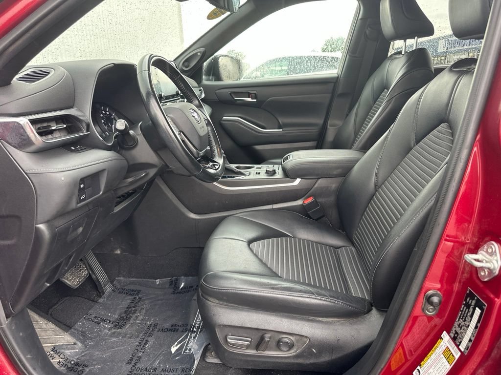 Used 2021 Toyota Highlander XSE AWD/4WD image 14