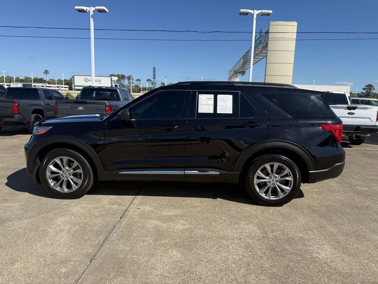 Certified 2022 Ford Explorer XLT w/ Equipment Group 202A image 3