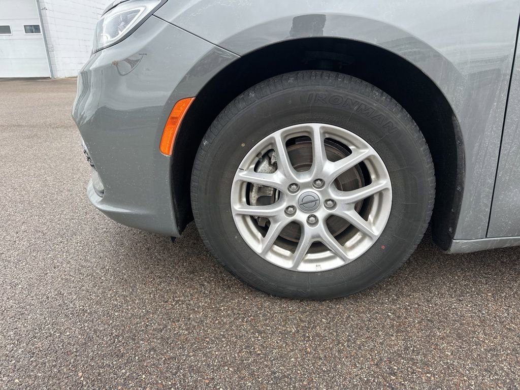 Used 2023 Chrysler Pacifica Touring-L image 14