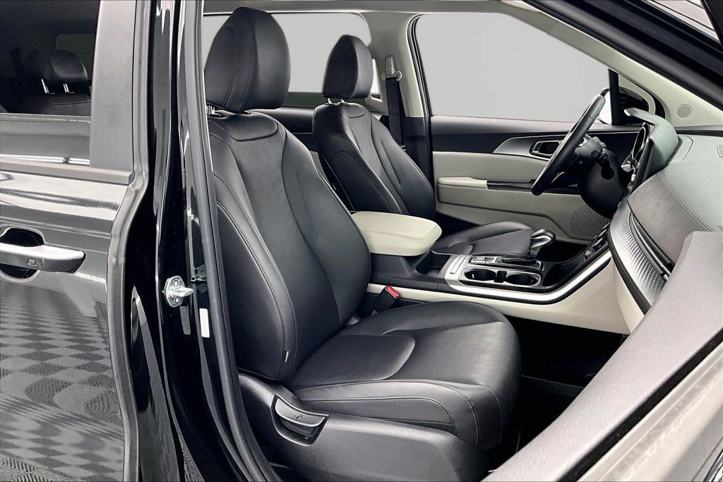 Used 2023 Kia Carnival LX FWD image 7