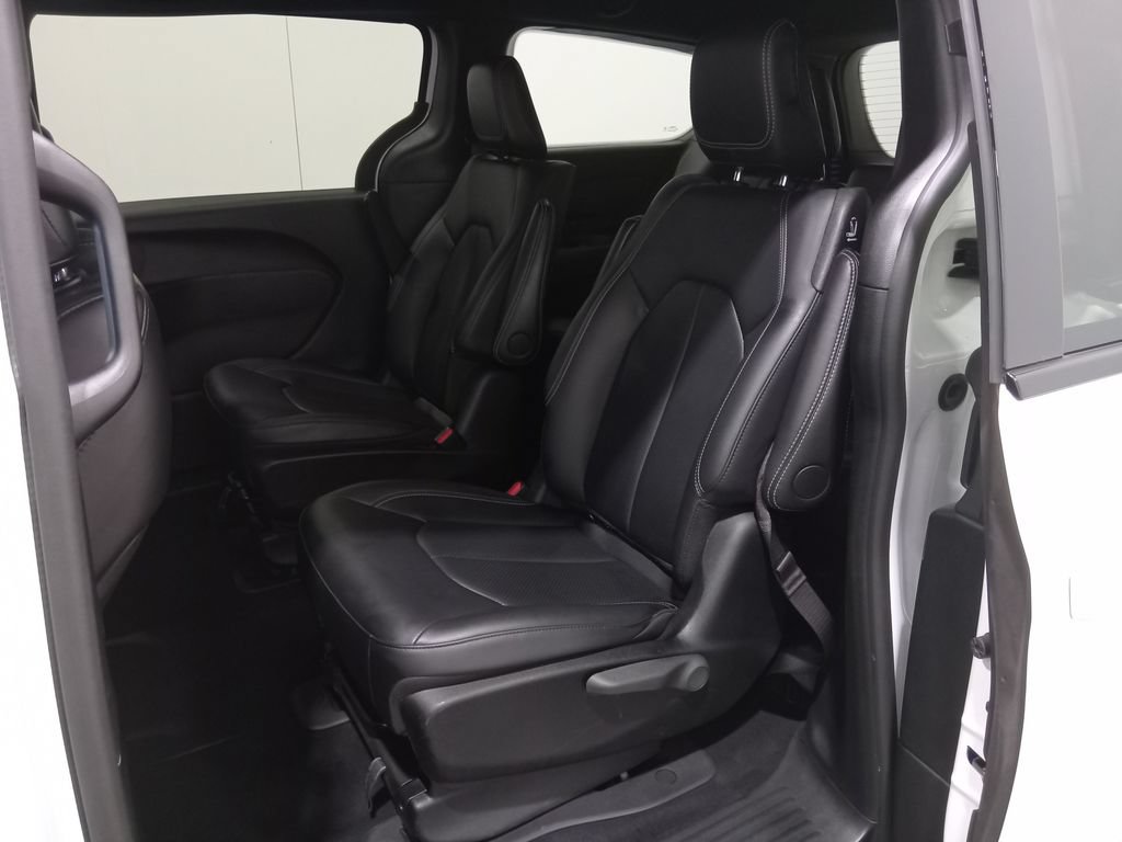 Used 2024 Chrysler Pacifica Limited FWD image 12