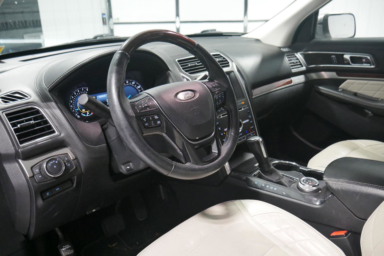 Certified 2018 Ford Explorer Platinum image 9