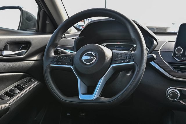Used 2025 Nissan Altima 2.5 SV FWD image 17