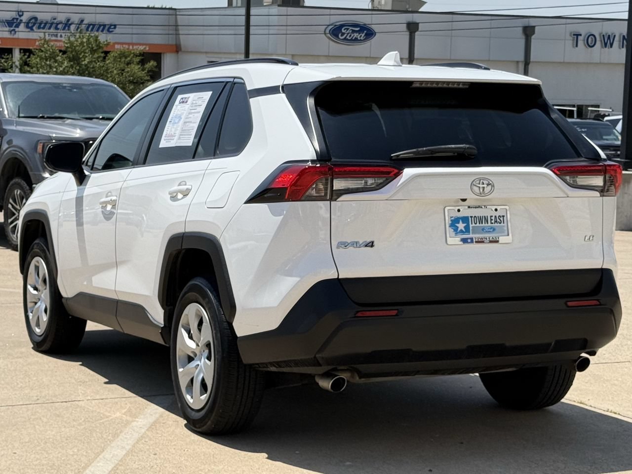 Used 2020 Toyota RAV4 LE FWD image 5