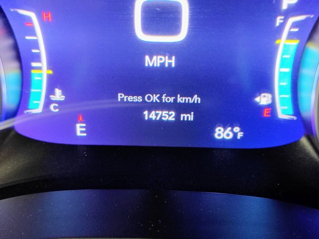 Used 2024 Chrysler Pacifica Pinnacle FWD image 16