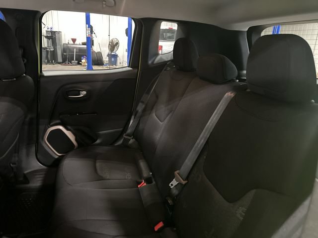 Used 2017 Jeep Renegade Latitude w/ Cold Weather Group FWD image 31