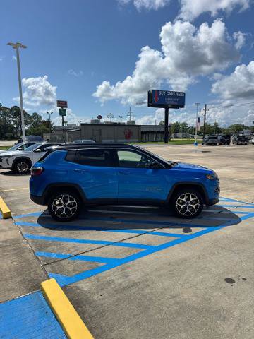 Used 2025 Jeep Compass Limited AWD/4WD image 5