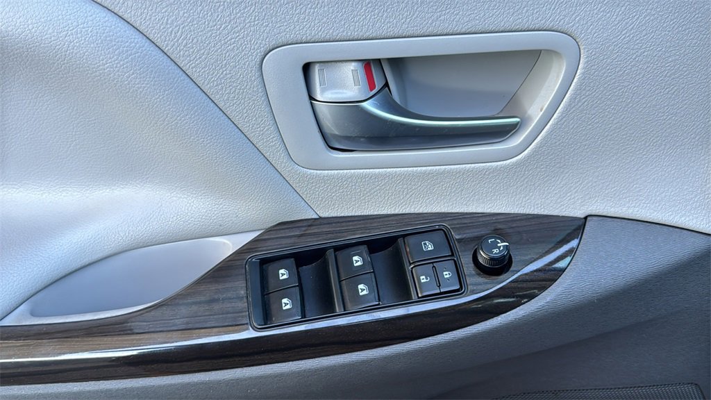 Used 2020 Toyota Sienna XLE w/ XLE Navigation Package image 19