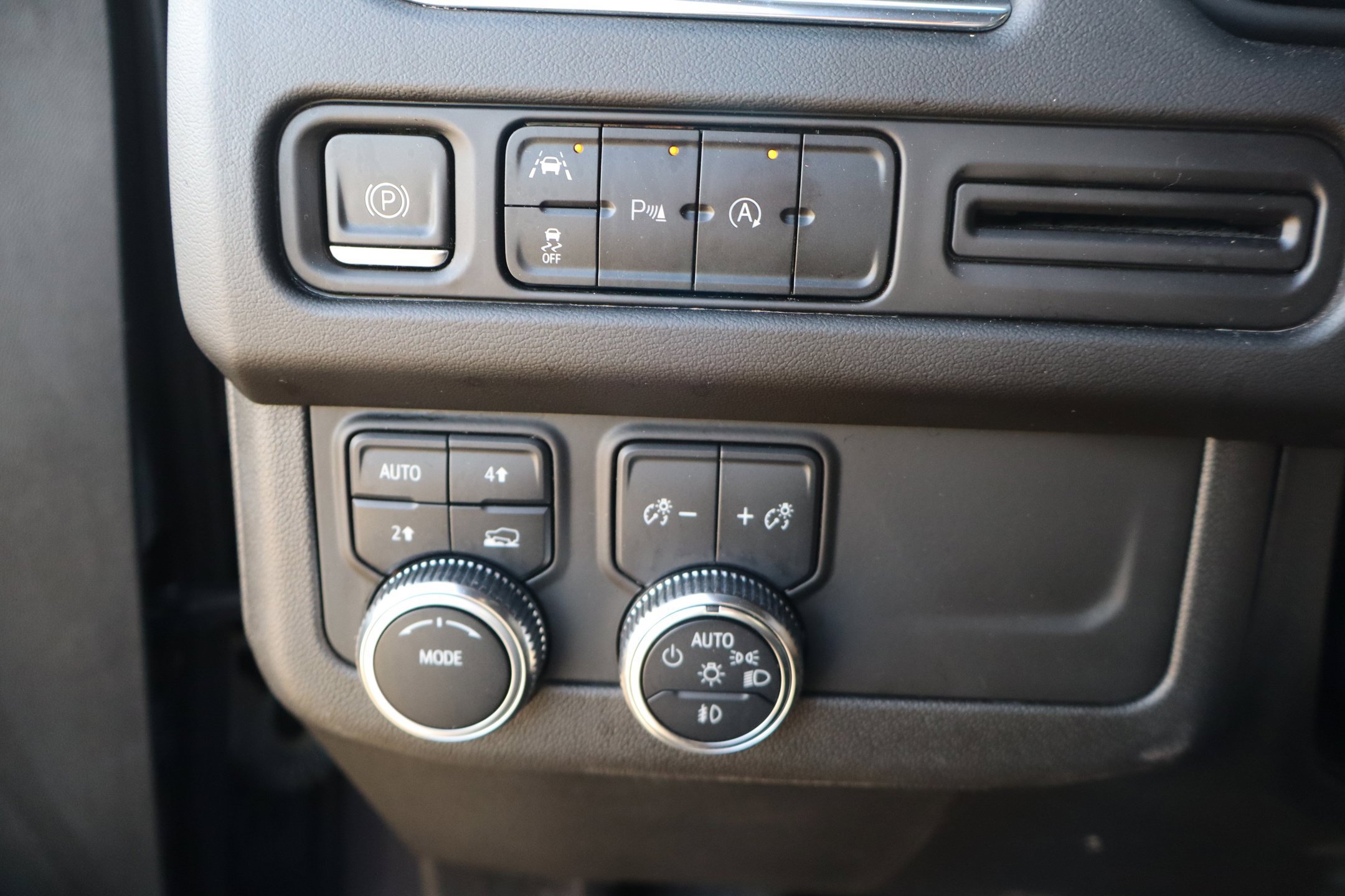 Used 2023 GMC Yukon SLT AWD/4WD image 14