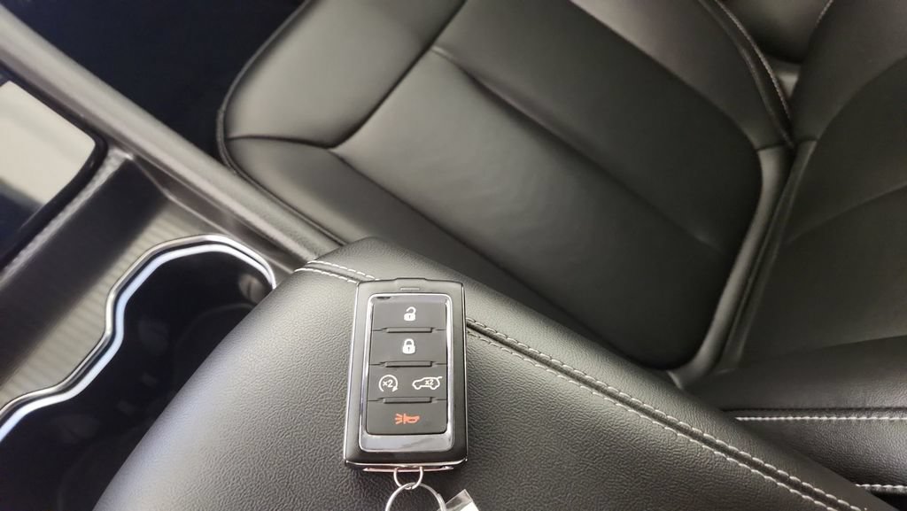 Used 2024 Jeep Grand Cherokee Limited AWD/4WD image 23