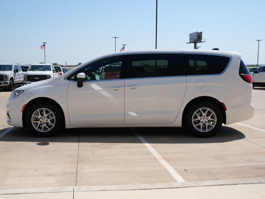 Used 2023 Chrysler Pacifica Touring FWD image 5