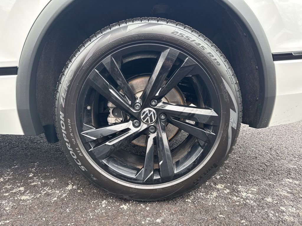 Used 2024 Volkswagen Tiguan SE R-Line image 9