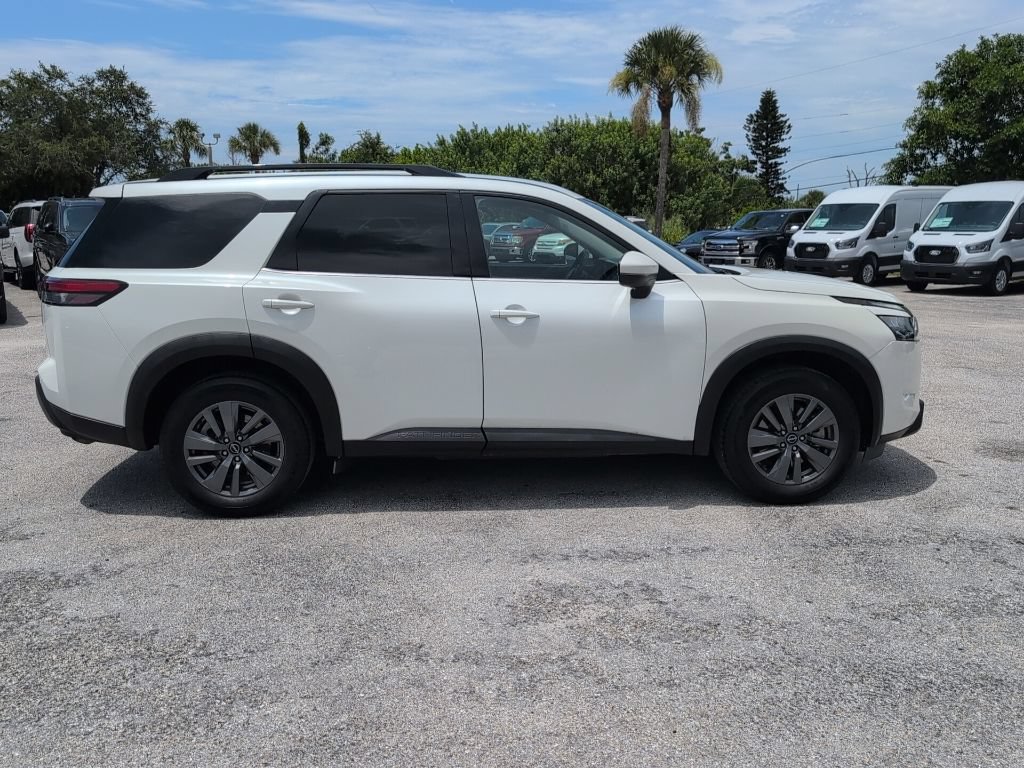 Used 2024 Nissan Pathfinder SV FWD image 2