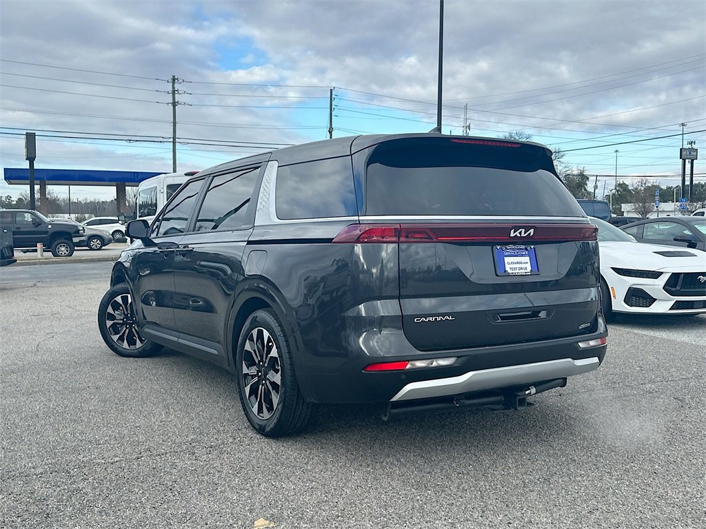 Used 2024 Kia Carnival EX image 2