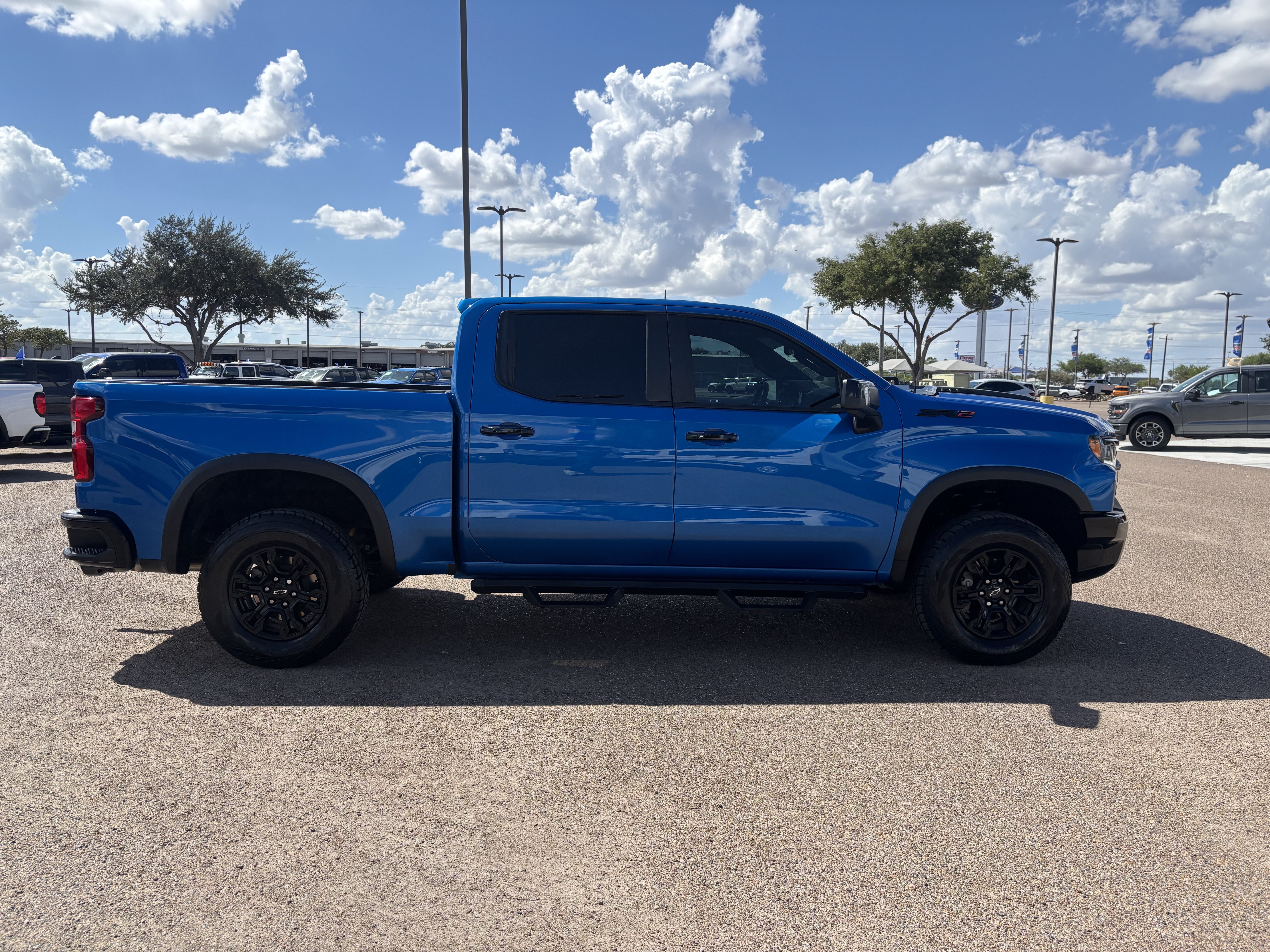 Used 2023 Chevrolet Silverado 1500 ZR2 w/ Technology Package AWD/4WD image 4