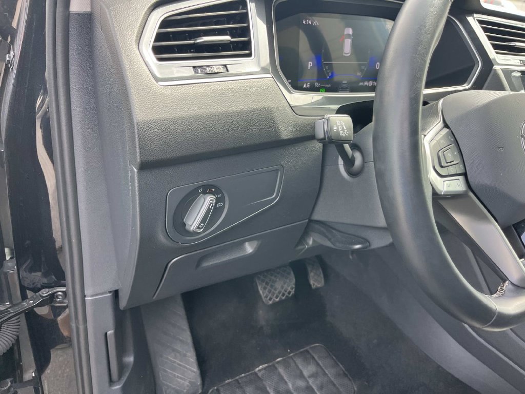 Used 2024 Volkswagen Tiguan SE AWD/4WD image 30
