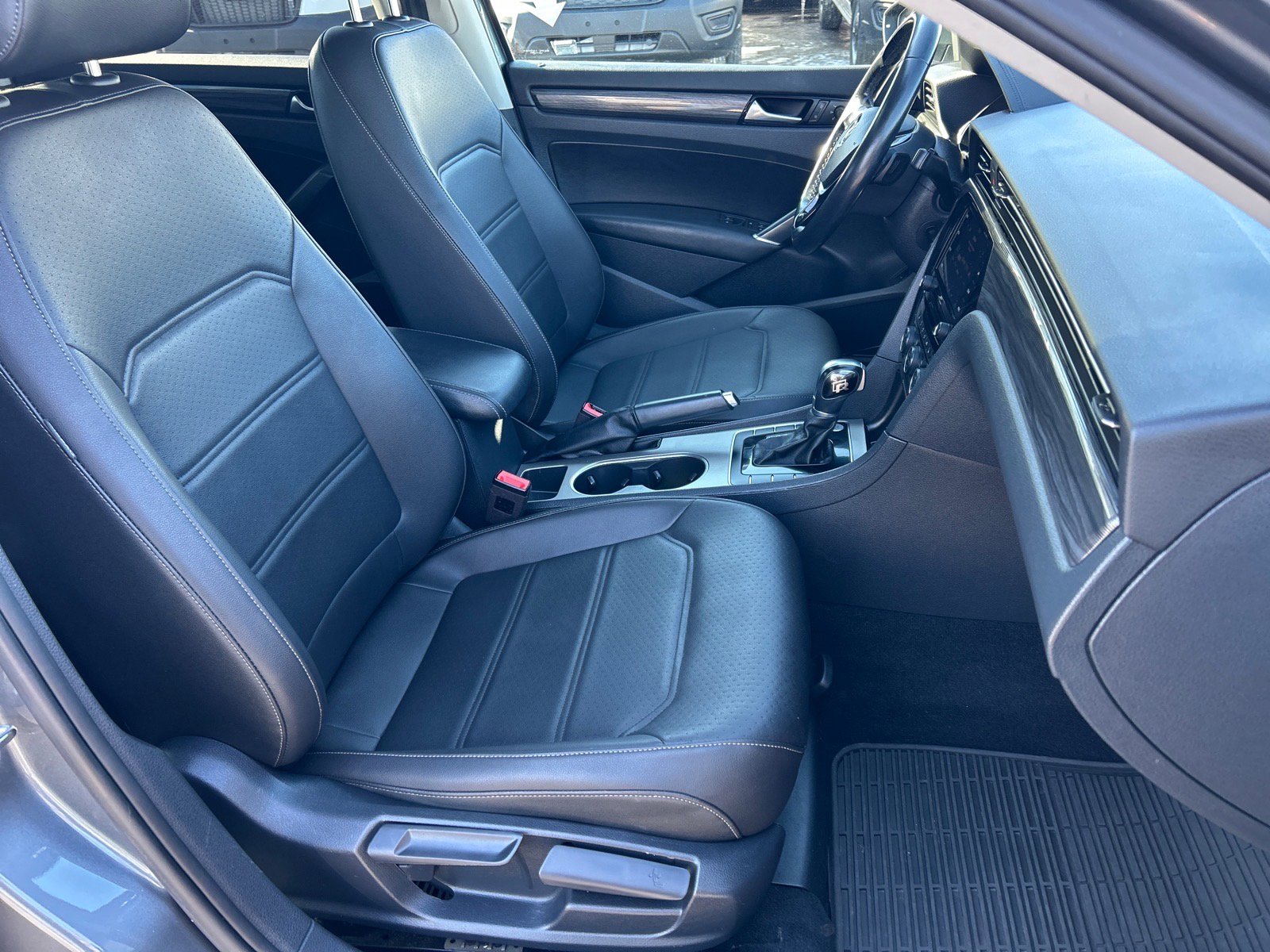 Used 2020 Volkswagen Passat 2.0T R-Line image 17