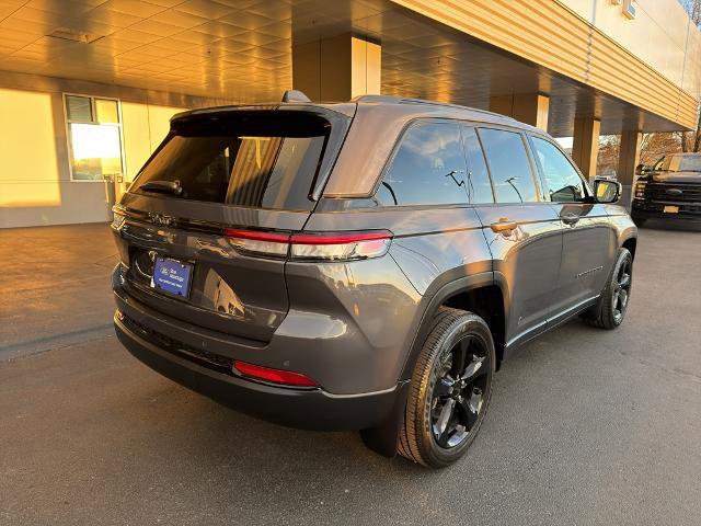 Used 2023 Jeep Grand Cherokee Altitude image 11