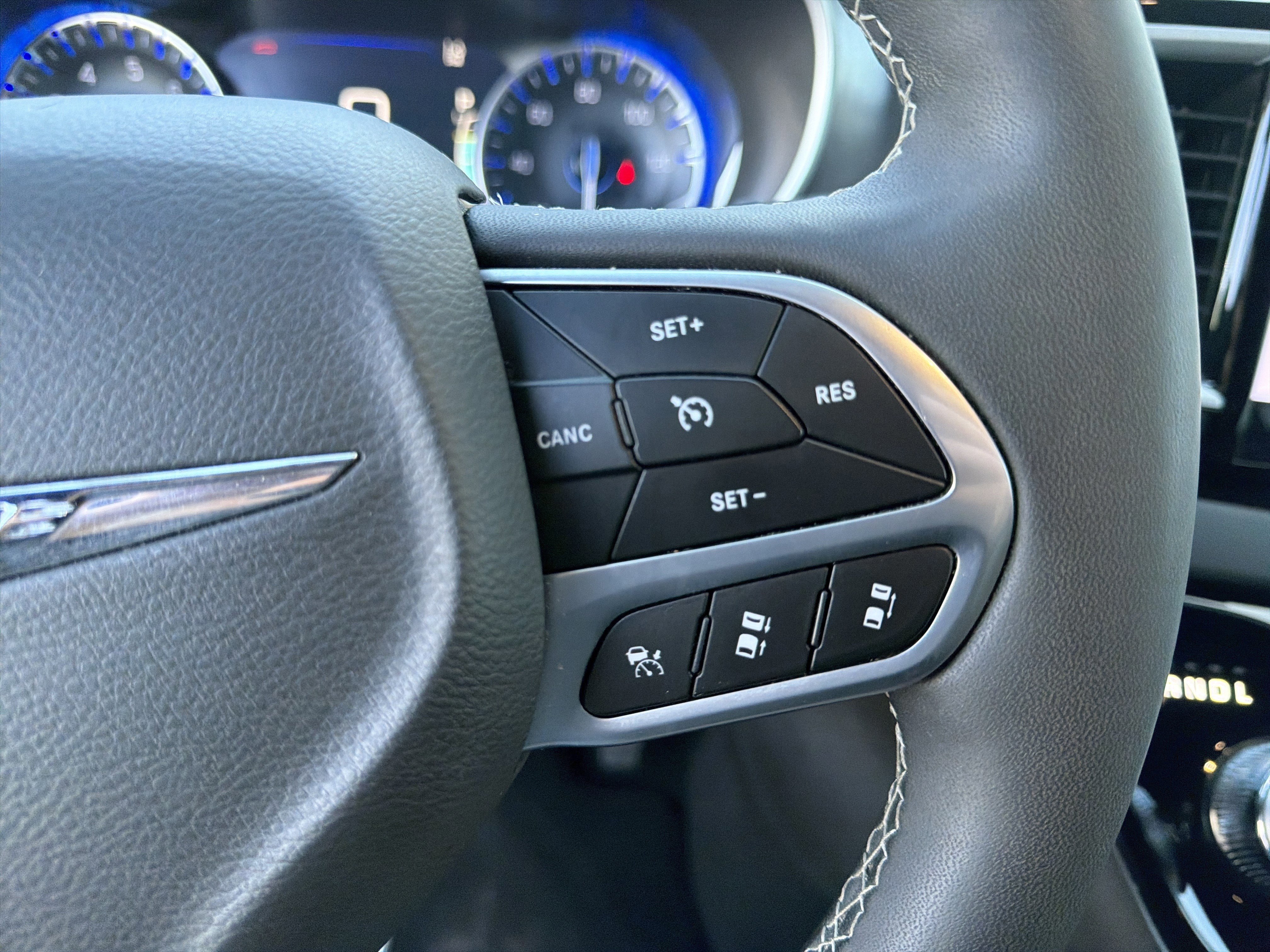 Used 2025 Chrysler Pacifica Select image 35