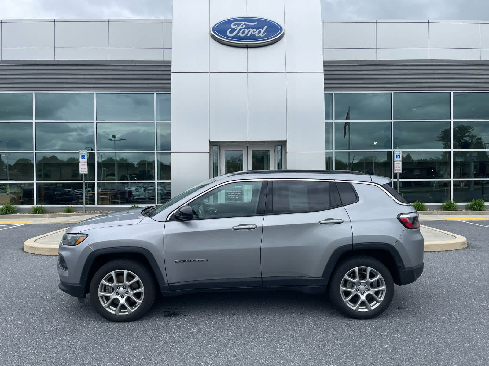 Used 2023 Jeep Compass Latitude AWD/4WD image 1